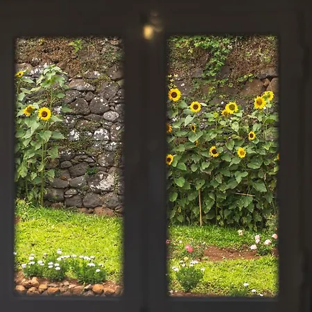 Guestready-charming Retreat With Patio & Views Vendégház