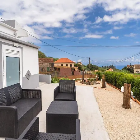 Guestready-charming Retreat With Patio & Views 4*