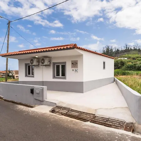 Guestready-charming Retreat With Patio & Views Vendégház