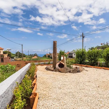 Guestready-charming Retreat With Patio & Views 4*