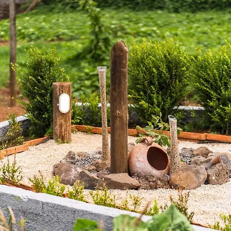 Guestready-charming Retreat With Patio & Views Vendégház 4*