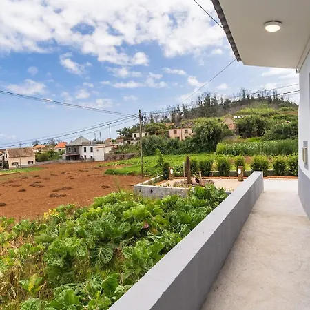 Guestready-charming Retreat With Patio & Views 4*